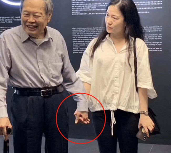 98岁杨振宁与翁帆,杨振宁百岁生日与翁帆的照片