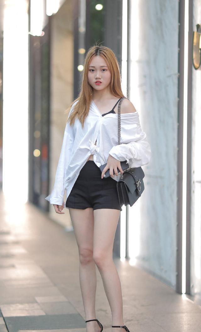一字带高跟凉鞋搭牛仔短裤,短裤搭配高跟鞋清爽自然有魅力