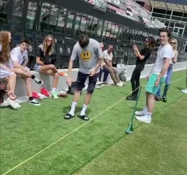 贝克汉姆抱孩子领孩子上街,贝克汉姆带儿子出现足球场