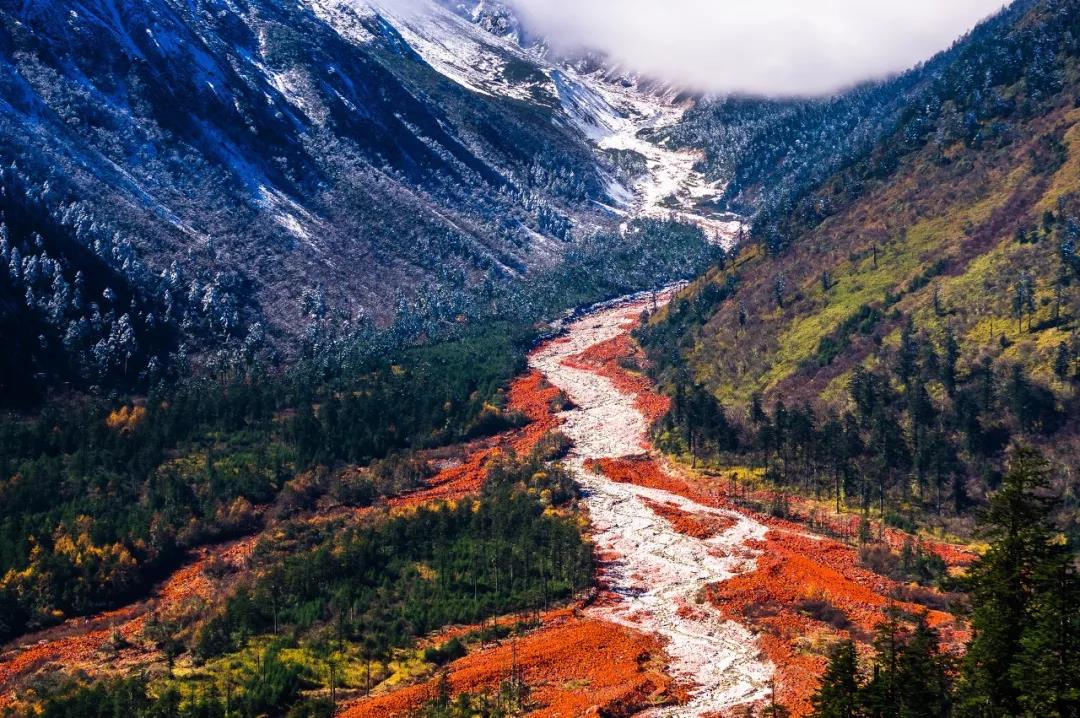 一个被上帝偏爱的地方,一个被上帝遗弃的城市