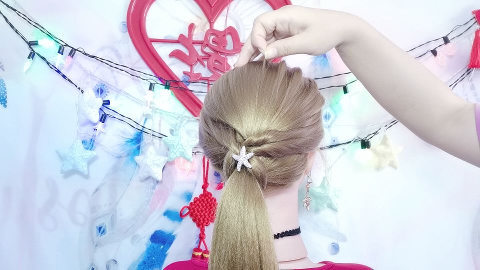 法式慵懒低马尾扎法学生党短发,短头发怎样扎低马尾好看又简单