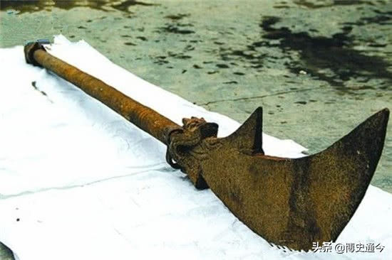 贵州古墓出土偃月刀，重量十分诡异，学者：影响了关羽的形象