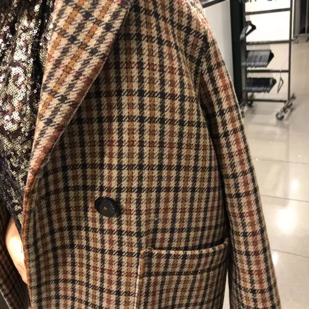 我带身高155的同事来到童装部，结果她逛疯了……