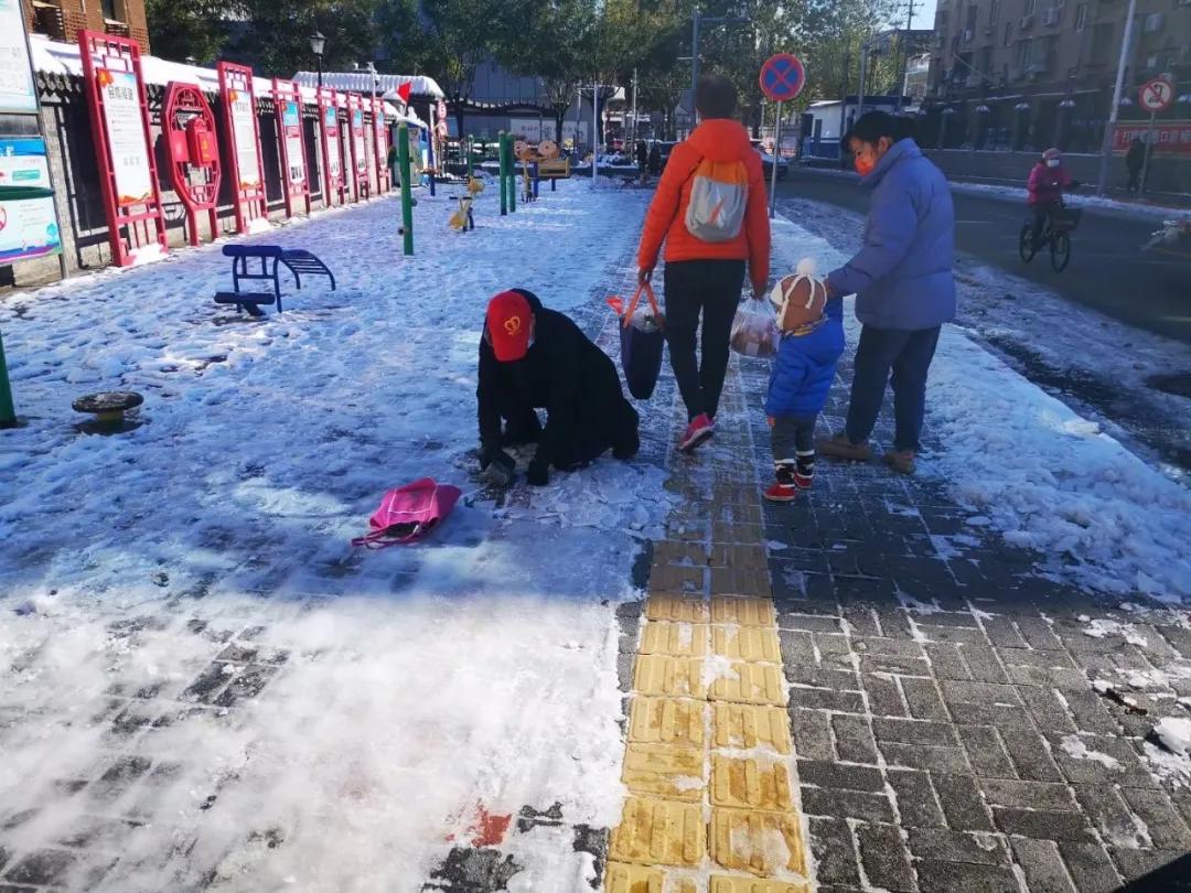 暖到心头一颤！今早通州街头，一位老人蹲地敲砸路面的结冰…