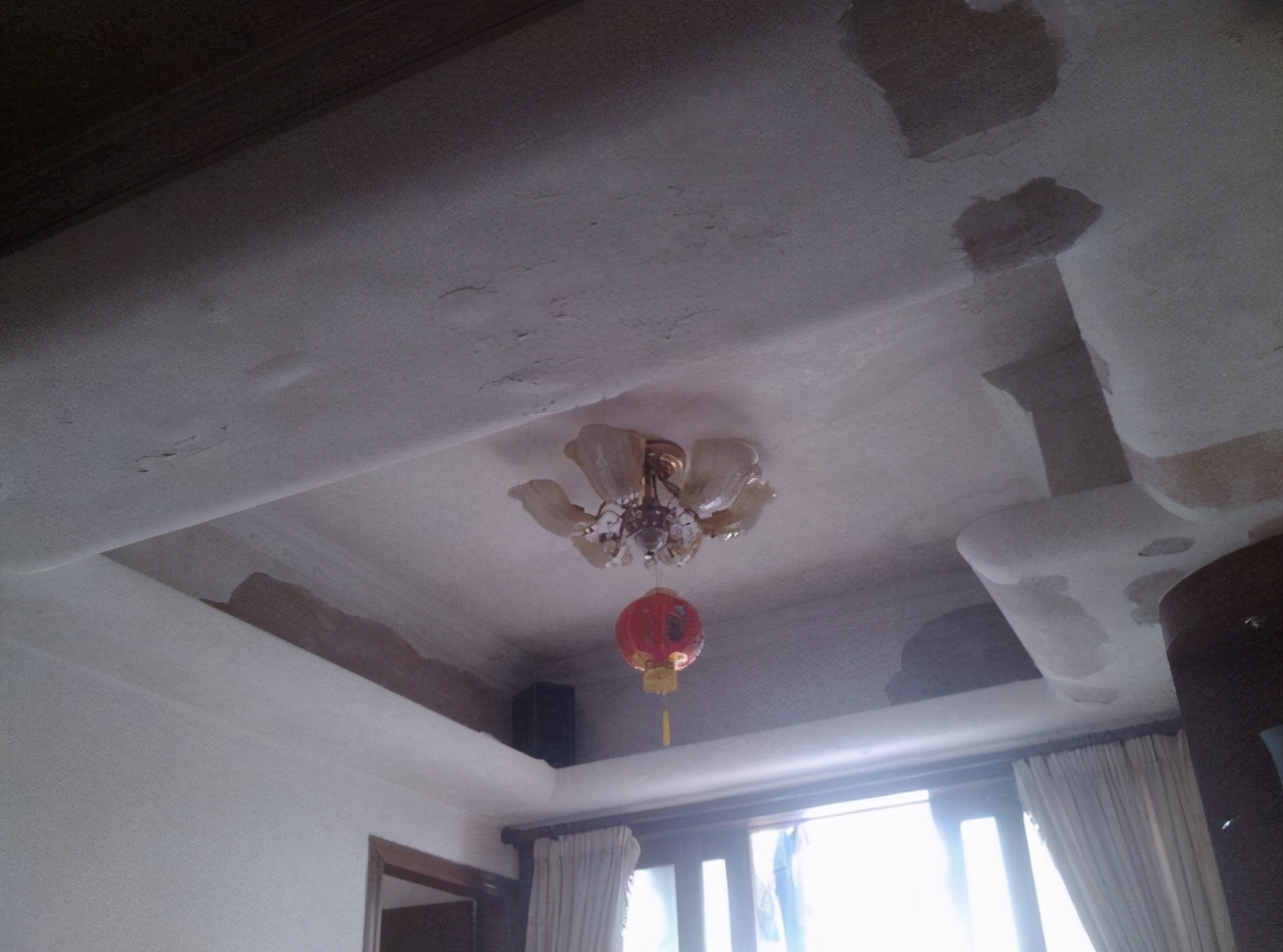 天花板为什么会掉皮,天花板掉皮可以贴什么处理