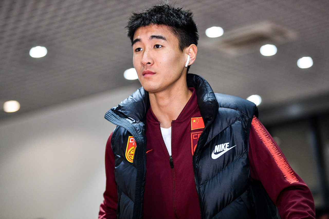 韦世豪抱摔队友,韦世豪鲁能反戈视频