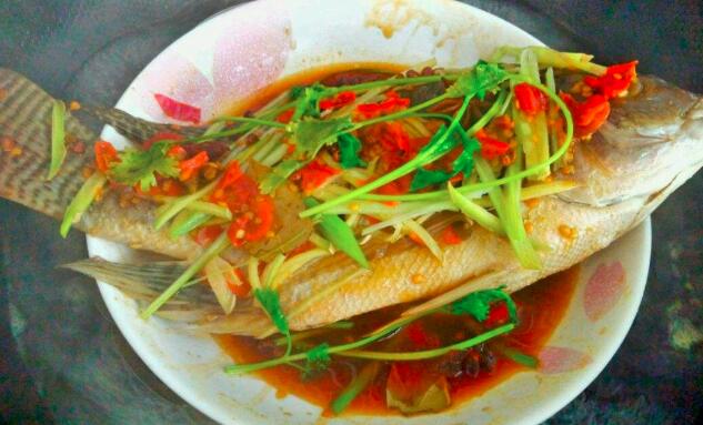 清蒸鱼怎么做好吃？从挑选到火候，全烹饪技巧介绍