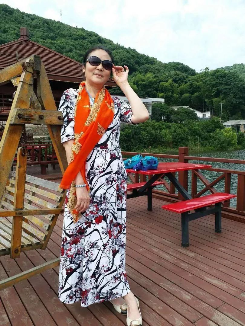 大妈旅游照专用动作,中国大妈外出旅游标准动作