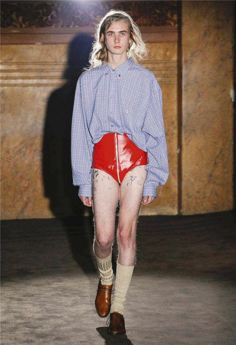 越来越短的男士短裤：从难登大雅之堂到迎来黄金时代，裸露的大腿是男性化的标志？