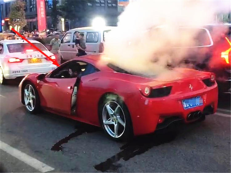 国内法拉利拉法炸街路人反应,上百辆法拉利炸街路人反应