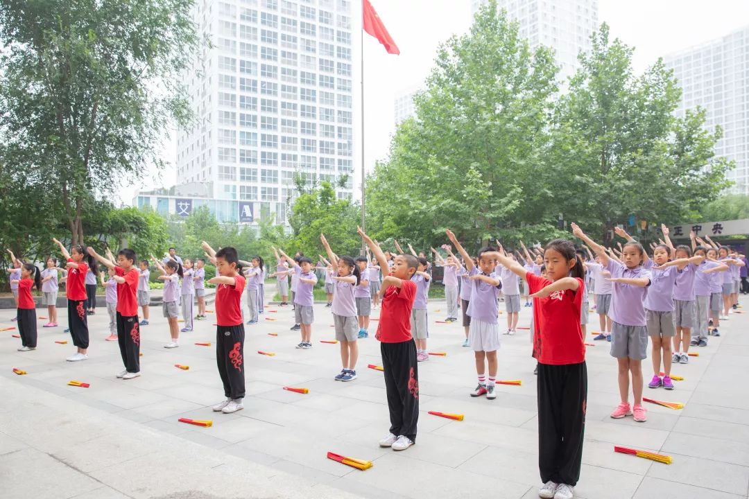 “无体育不清华”，看这所学校如何“让儿童站在运动场正中央”
