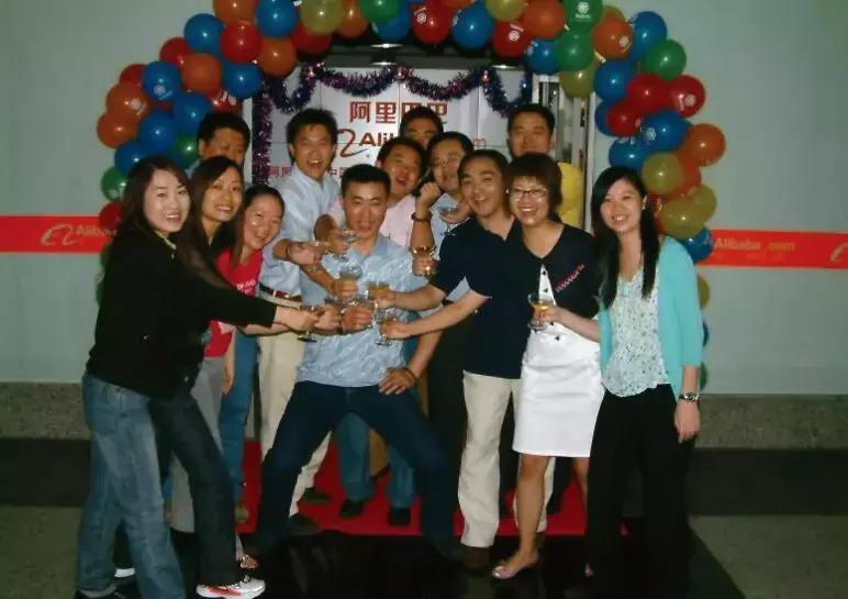 曾和马云打赌跳西湖，从一无所有到年薪百万，高中学历的他，是如何逆袭的？