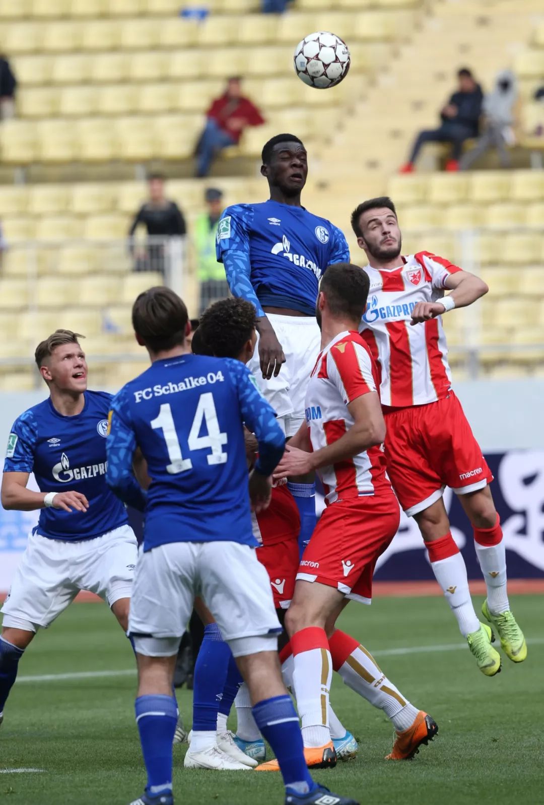 昆明人的足球大餐：七彩云南国际足球邀请赛首轮战罢