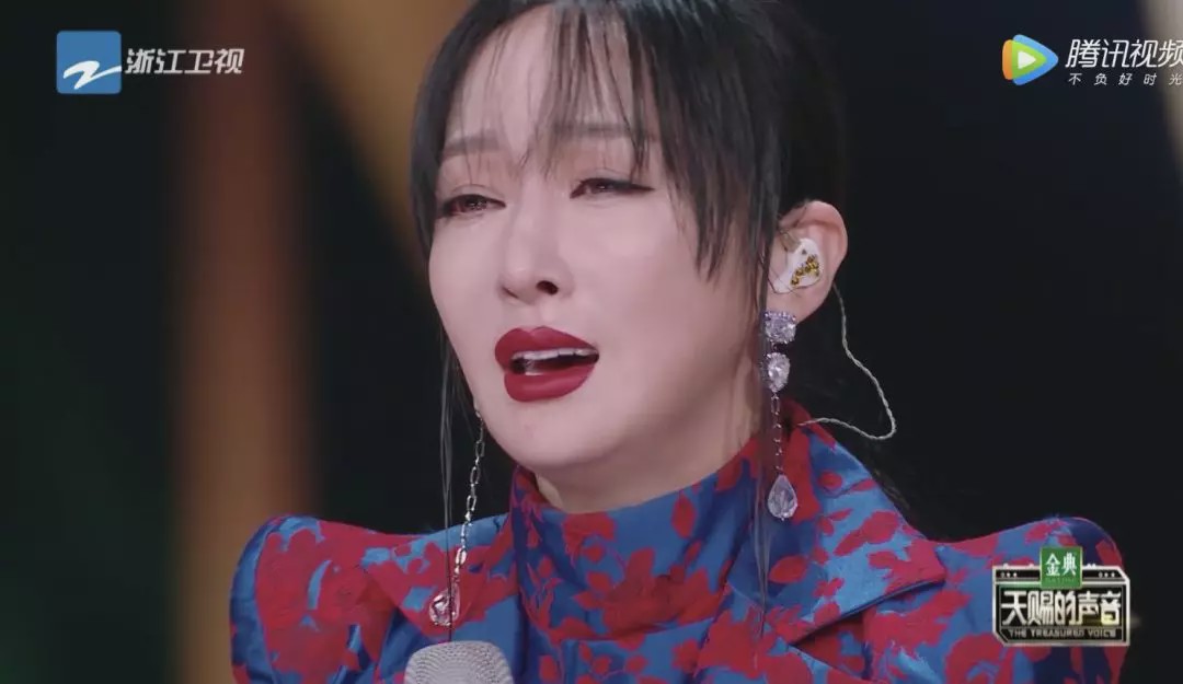 萨顶顶评委哭了完整视频,萨顶顶在歌手界怎么样