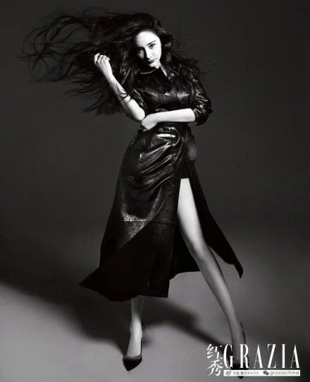 ​张钧甯挑战皮衣诱惑赶时髦！连衣裙套装+红唇实力扮酷，抢风头