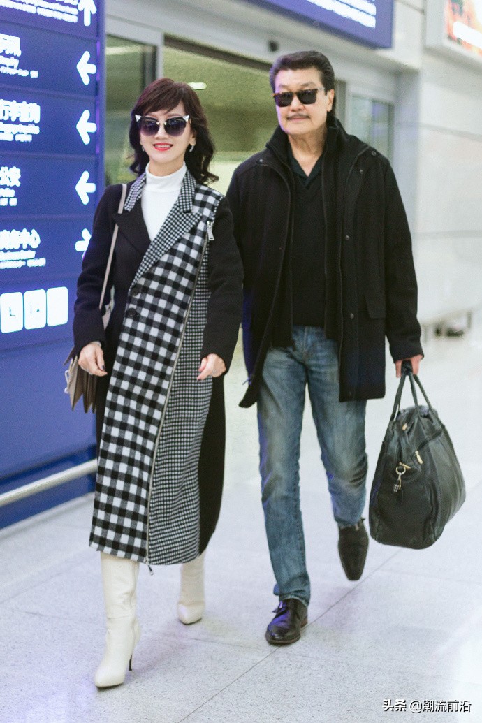 64岁赵雅芝太妙了吧，用包链当大衣腰带，有点时尚过头了