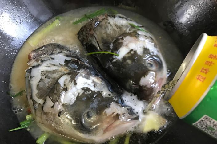 啤酒鱼头怎么做最好吃,鱼头怎么做外酥里嫩香辣可口