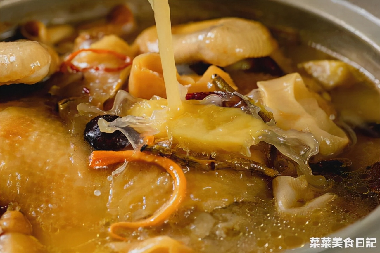 奶奶炖的鸡汤,老奶奶做的清炖鸡汤