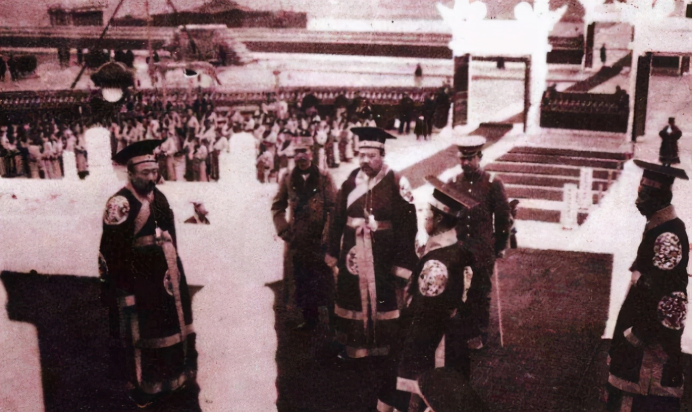 袁世凯逝世的3个原因猜想，一顿饭20个鸡蛋，走路不稳像鸭子