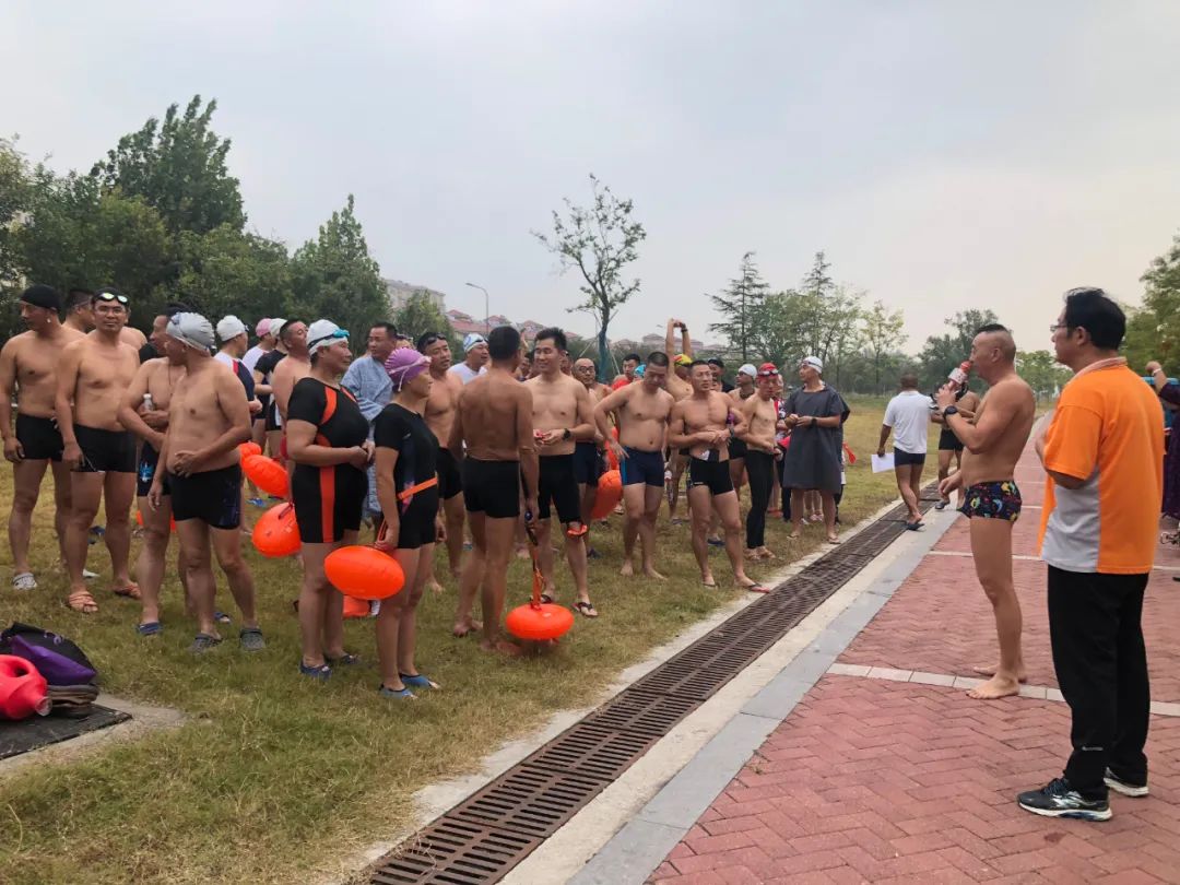 他们用横渡古淮河的方式庆祝国庆节