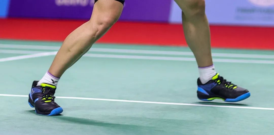 怎么挑选适合自己的羽毛球鞋,羽毛球鞋怎么选新手入门必看