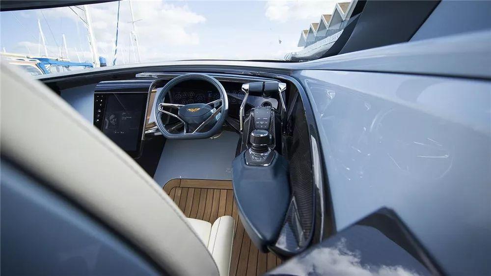 开过我们的豪车，再坐一坐我们的游艇！