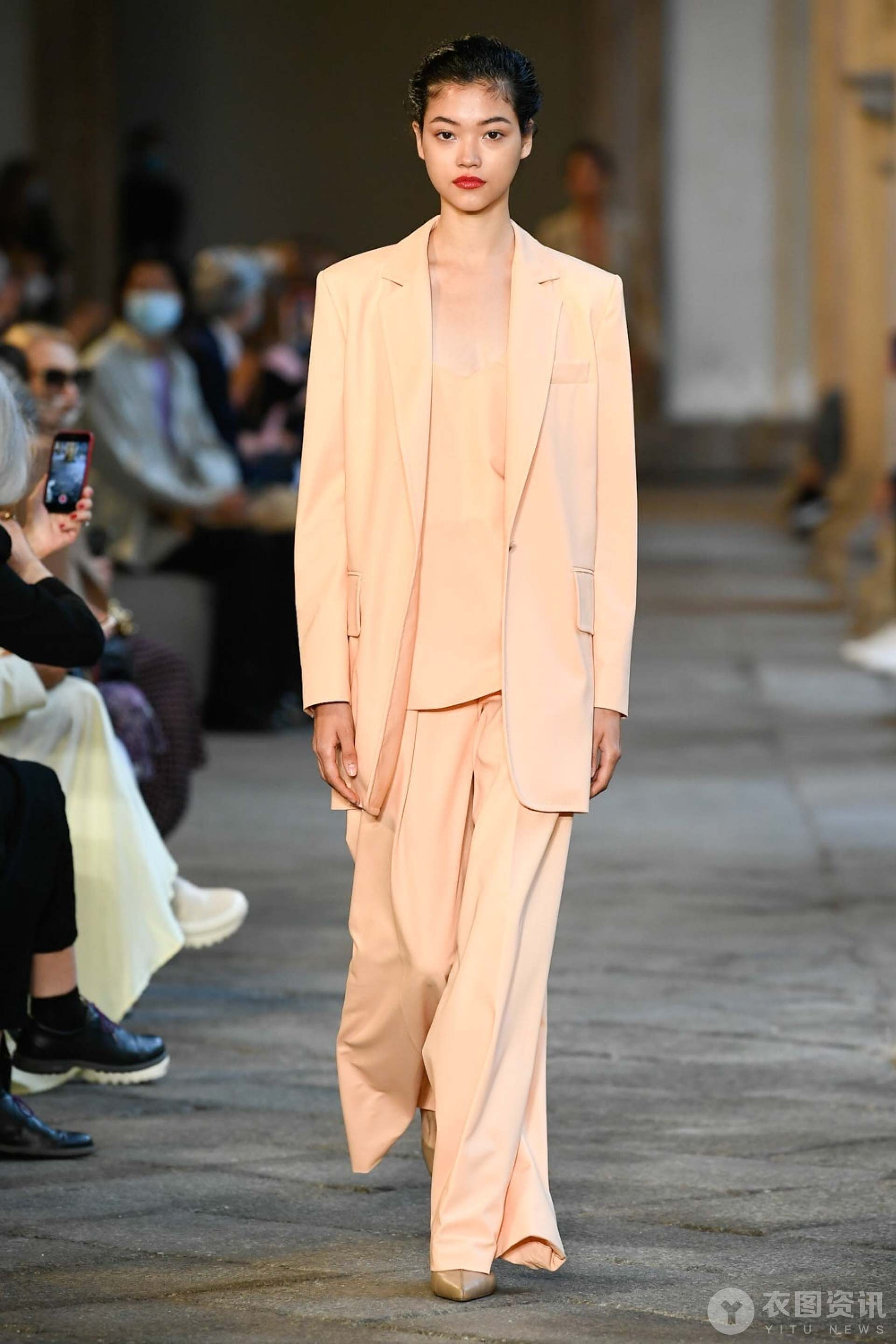 大牌面料柔软舒适气质穿搭,气质穿搭面料柔软舒适