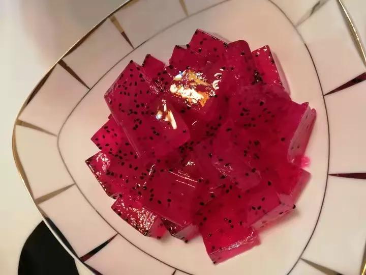 火龙果果冻白凉粉,儿童自制火龙果果冻