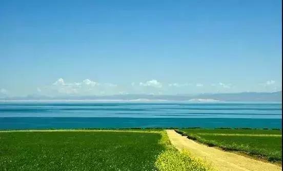 带您探索神秘大西北，一湖倒影一湖诗，半湖金色半湖