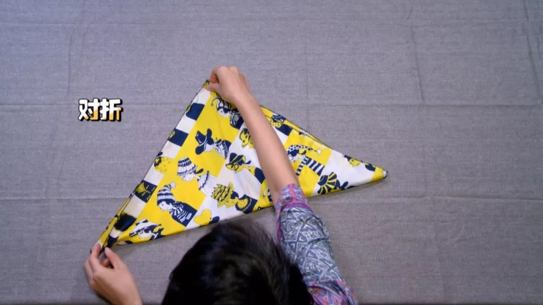 带衣领秋天丝巾的系法大全,秋天丝巾防寒各种围法