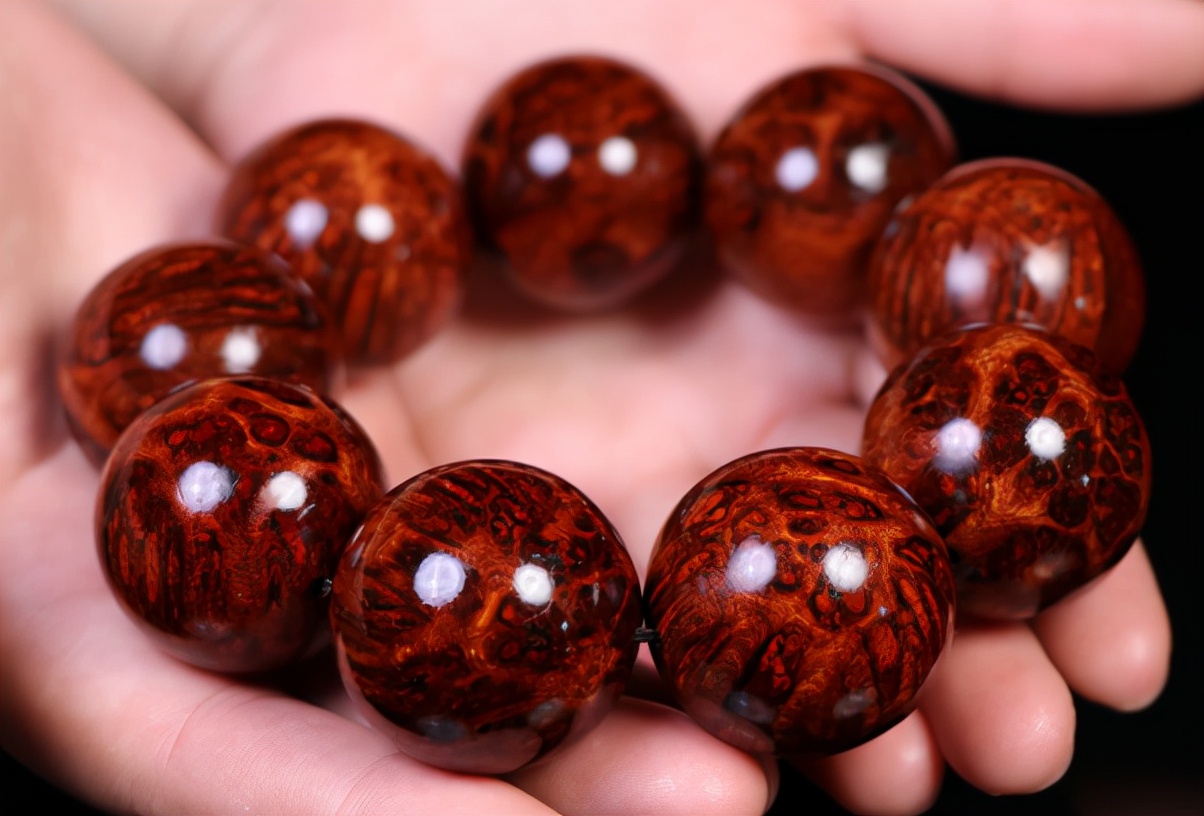 玉石手串不佩戴时如何保养,佩戴的金丝楠手串怎么保养