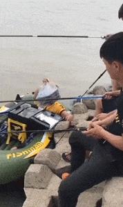 贵州美团小哥帮送酒打翻客户要5倍赔偿，我国易碎运输行业的辛酸