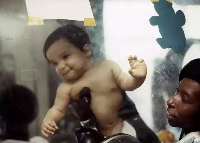 “泡泡男孩”：一生被隔离在泡泡里，12岁死前妈妈才第一次触摸他