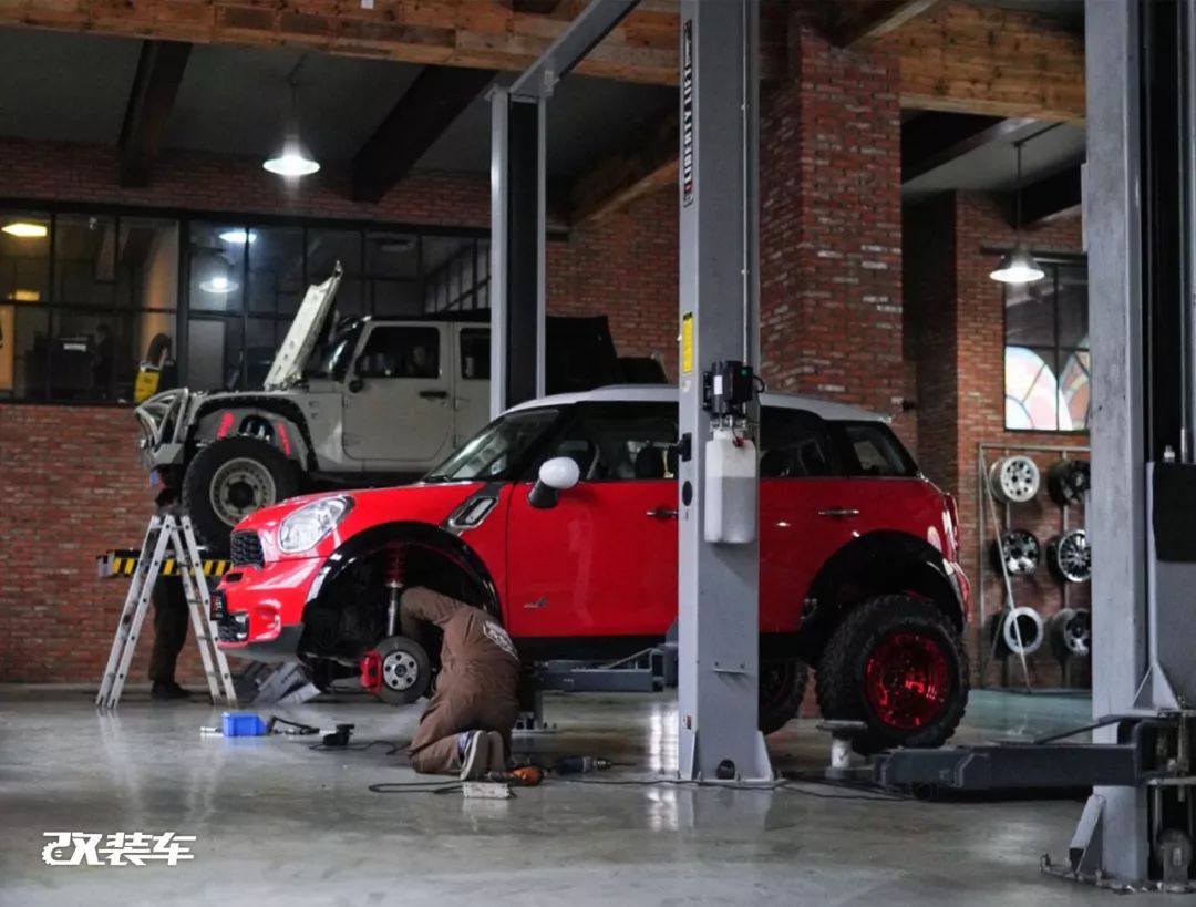 网友花费十几万，把MINI乡下人爆改成大脚怪