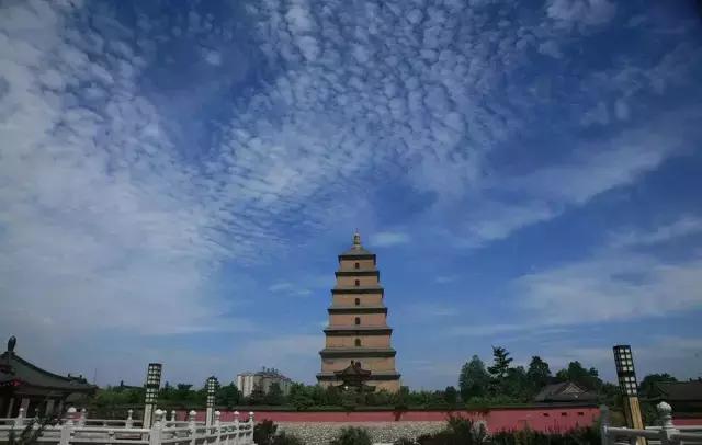 带您探索神秘大西北，一湖倒影一湖诗，半湖金色半湖