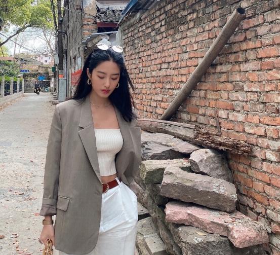 杨采钰吊带裙穿搭图,杨采钰身穿小皮衣化身时髦精