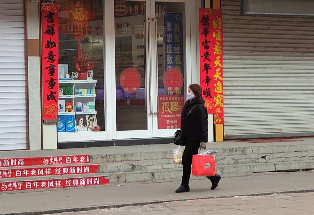 疫情下的县城夜晚照片真实,疫情时期农村的真实生活