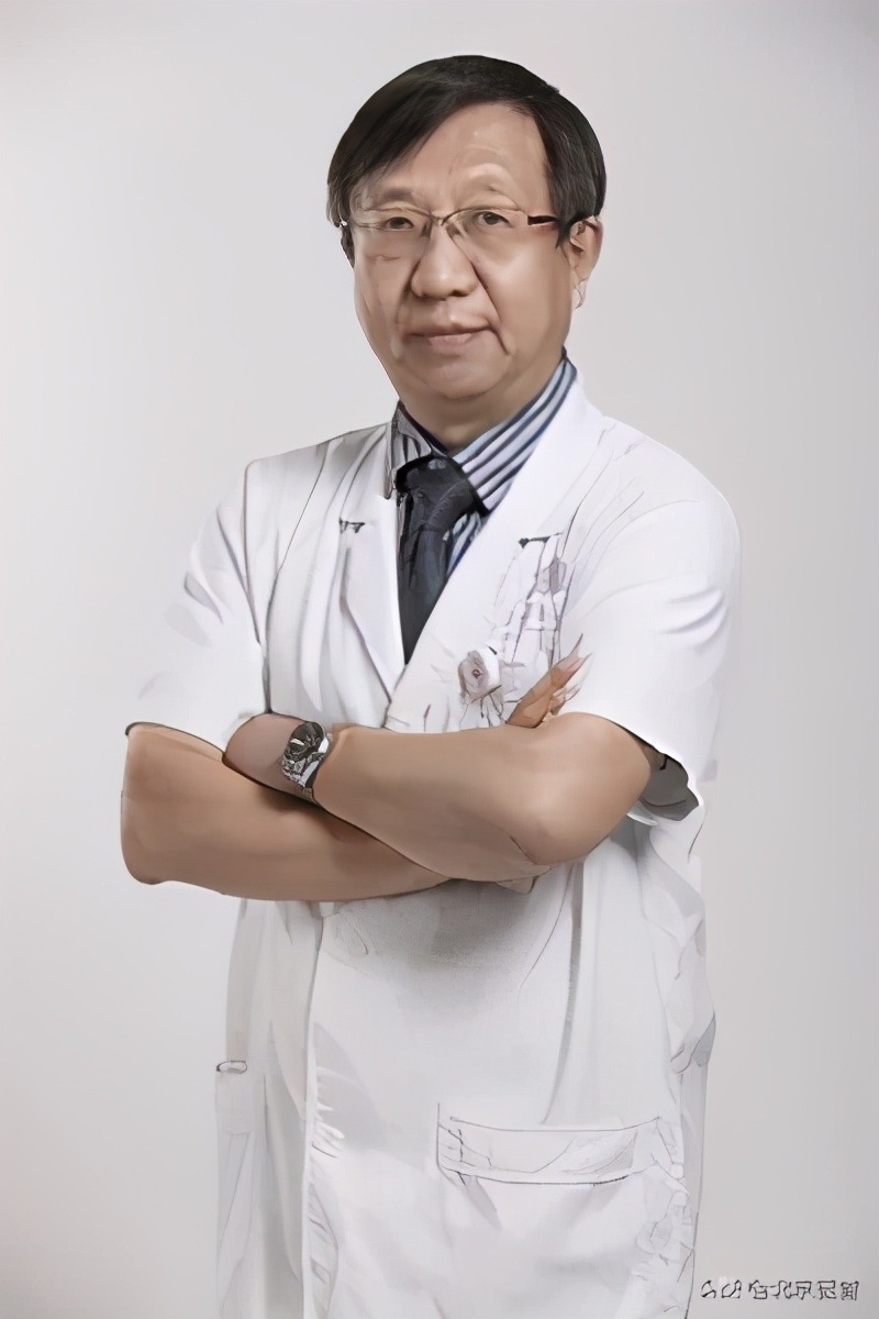 “再给他放放腹水，这样穿上衣服的时候腹部不会太膨隆。”