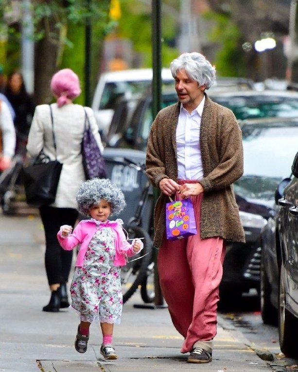 伊莲娜带孩子出街,伊莲娜穿母女装