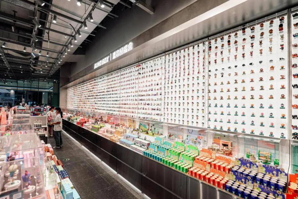 探店｜KK集团潮玩店X11：联名手办火热，背后是年轻人的情绪投射