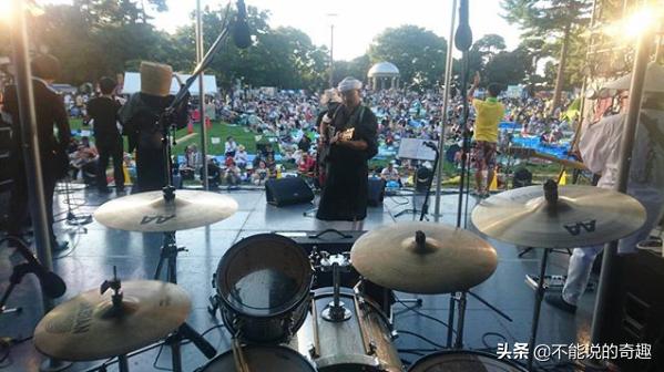 有僧侣不当却跑去开演唱，这个僧侣乐队模仿《你的名字》走红网络