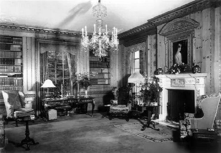 美国第一宅女继承34亿财产，将自己锁在公寓80年，一生只爱洋娃娃