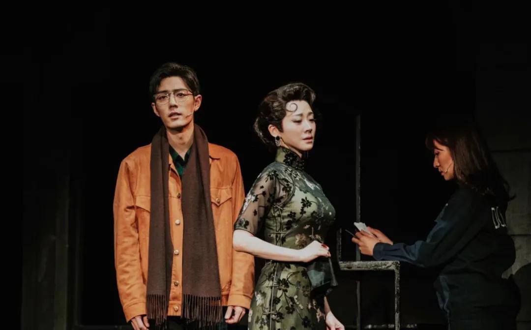 肖战如梦之梦西安收官粉丝送行,肖战首演如梦之梦哪些明星送花篮