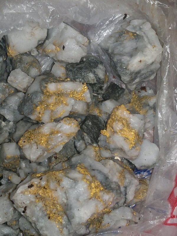 金矿里的黄金是啥样的,从金矿出来的黄金是什么样子的