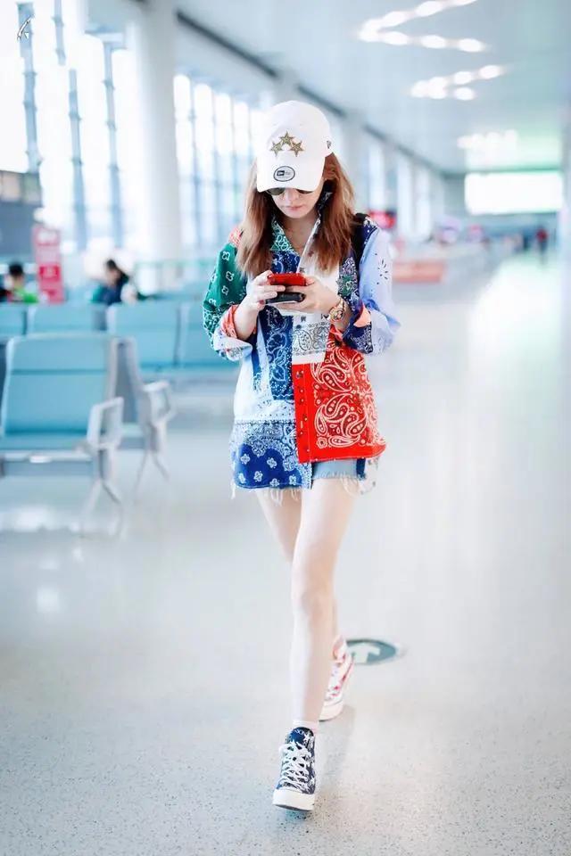 赵薇穿蓝白条纹西装,赵薇穿衬衣出席活动