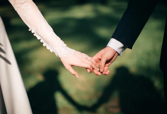 闪婚的夫妻后来都怎么样了,那些闪婚的人真的是嫁给了爱情吗