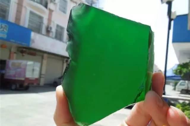 从8亿天价玻璃看翡翠市场上的“替身”