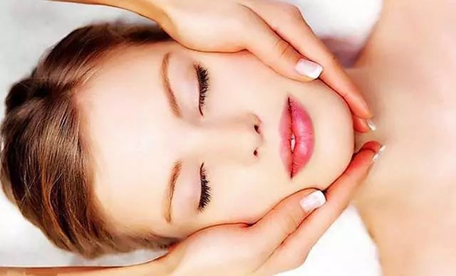 美容店面被抹辣椒膏 (美容店骗人脸上被抹辣椒膏)