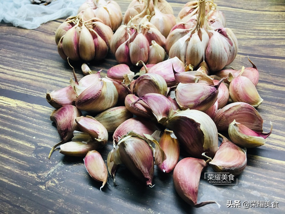 库存大蒜怎样发芽,大蒜刚出土价格不好怎样储存