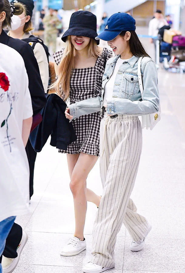 jennie穿裤子穿高跟鞋,jennie穿ck针织裤